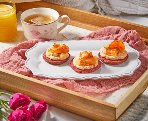Desayuno en cama: Blinis de betabel con salmón Desayuno en cama: Blinis de betabel con salmón