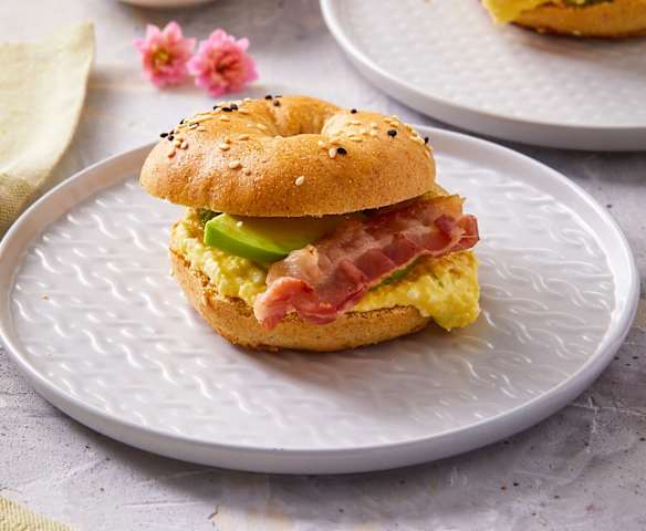 Minibagel ai cereali con crema di uova, bacon e avocado Minibagel ai cereali con crema di uova, bacon e avocado