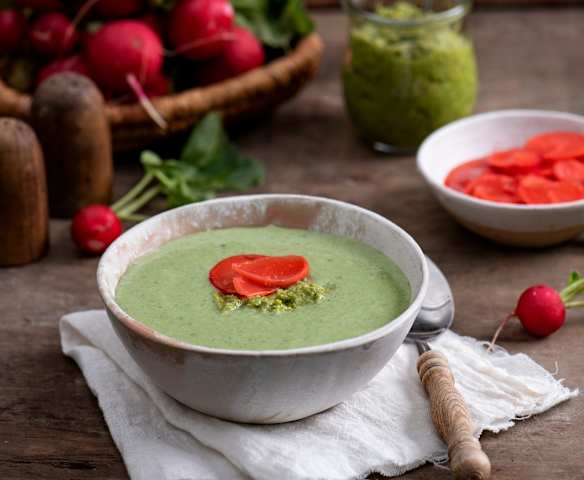 Chłodnik z sałaty z marynowaną rzodkiewką i pesto z liści rzodkiewki