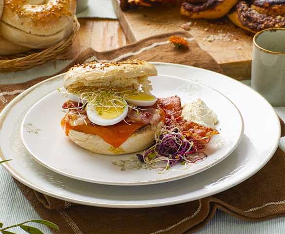 Bagel con bacon e uova