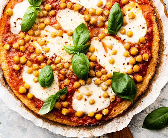 Pizza de masa de coliflor con garbanzos