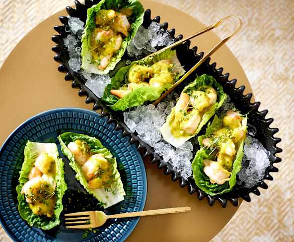 Gedämpfte Garnelen im Salatschiffchen mit gerösteter Curry-Sesam-Mayo