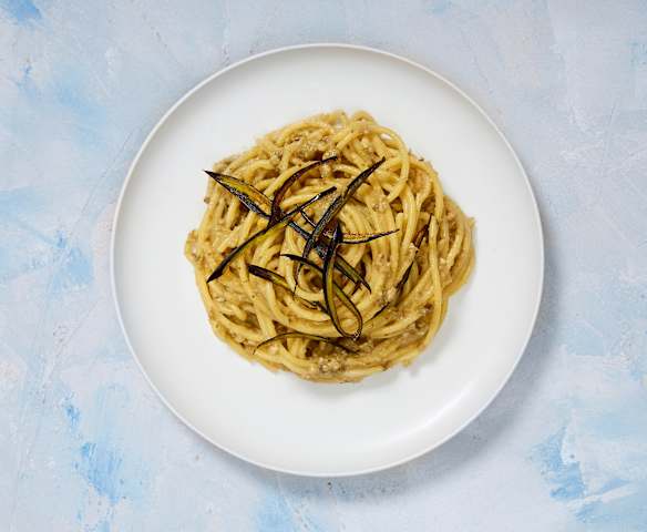 Nidi di spaghetti con crema di melanzane