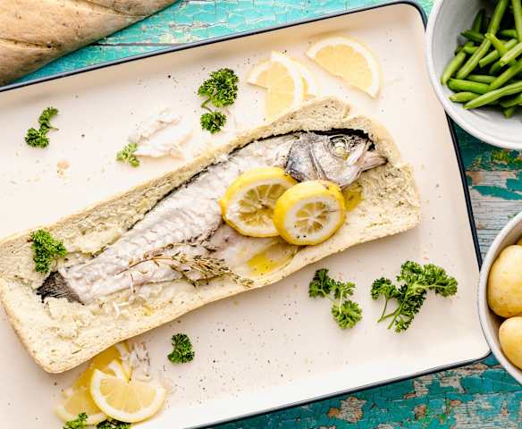 Lubina a la portuguesa con patatas al vapor y judías verdes Lubina a la portuguesa con patatas al vapor y judías verdes