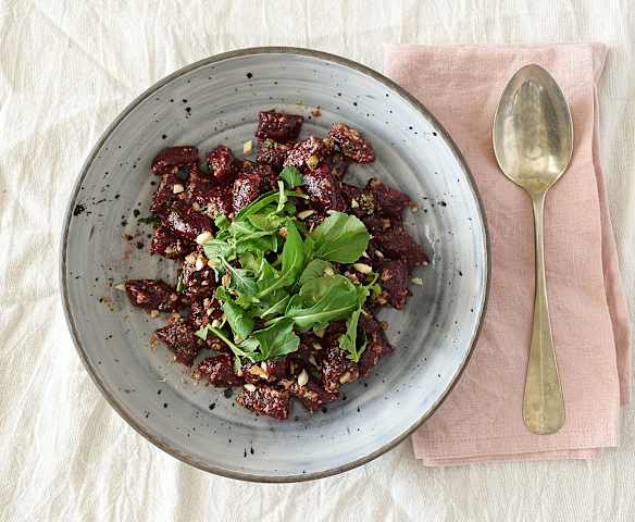 Ñoquis de remolacha con pesto de rúcula y almendras