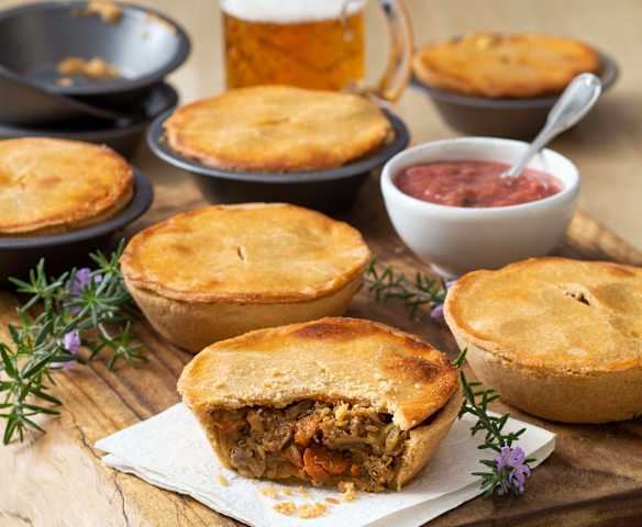 Roast beef and rhubarb chutney pies