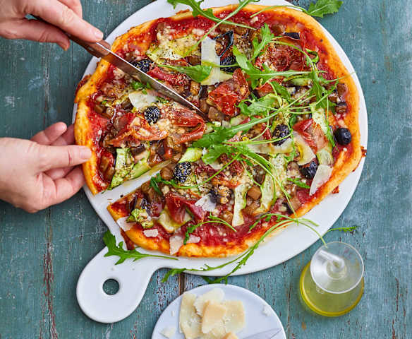 Pizza courgette, aubergine, jambon cru et parmesan