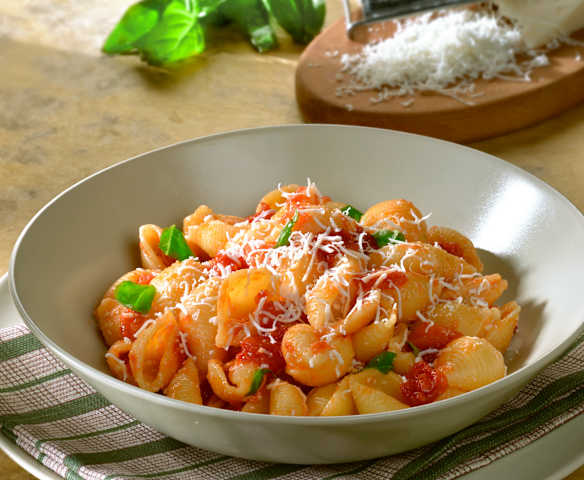 Conchiglie al sugo di pomodoro fresco e formaggio di capra