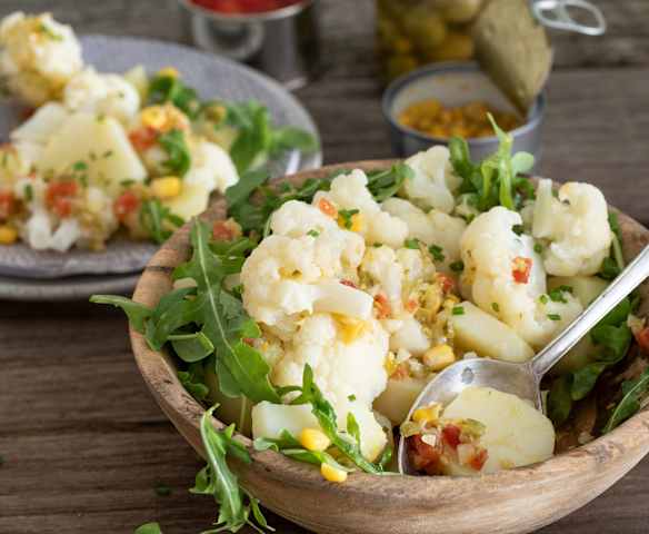 Coliflor templada con vinagreta de maíz, pimiento y encurtidos