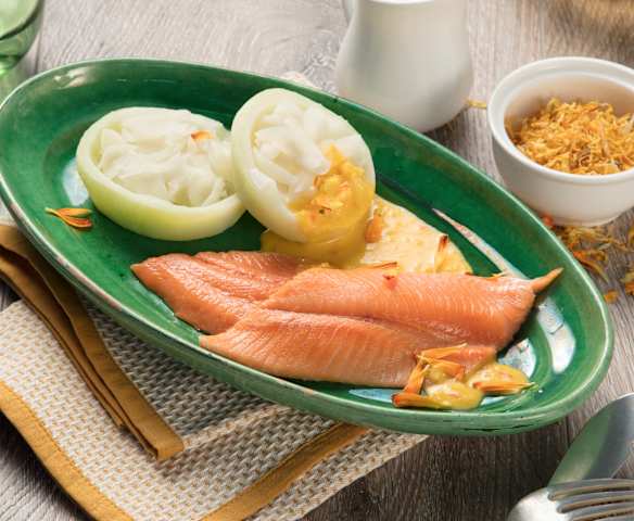 Kohlrabi mit Ringelblumen-Sauce und Lachsforelle