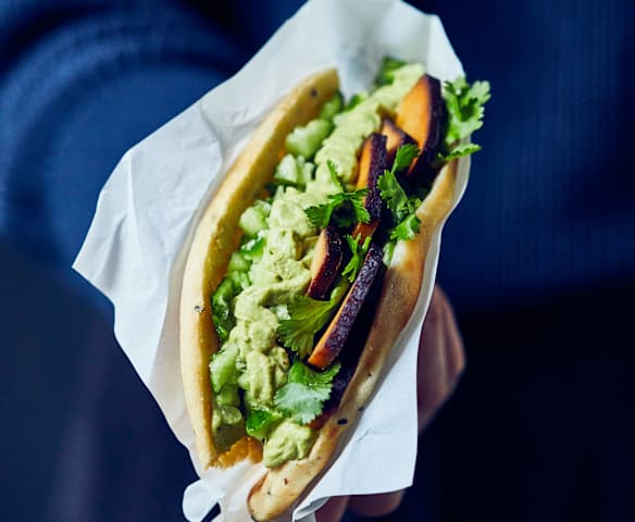 Naan-Taschen mit Koriander-Hummus
