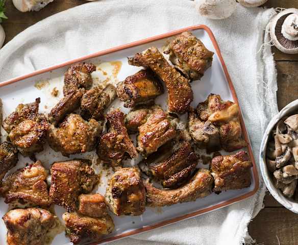 Costillas asadas y champiñones al ajillo