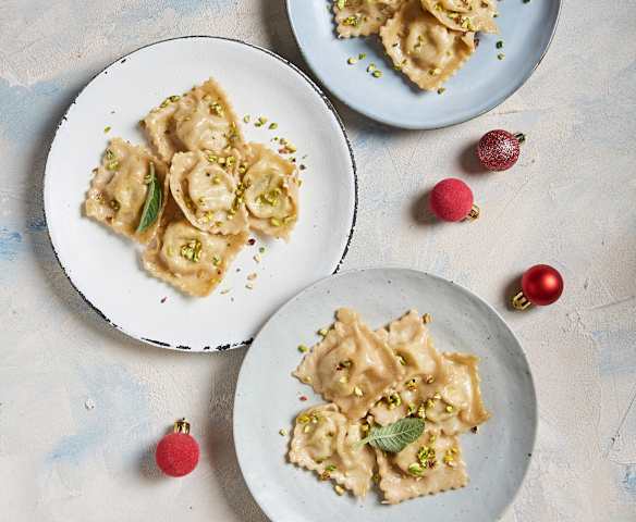 Ravioli ai grani antichi con ricotta e pesto di pistacchi
