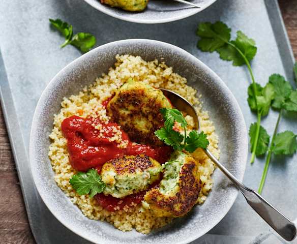 Orientalische Fischfrikadellen mit Tomatensauce und Couscous