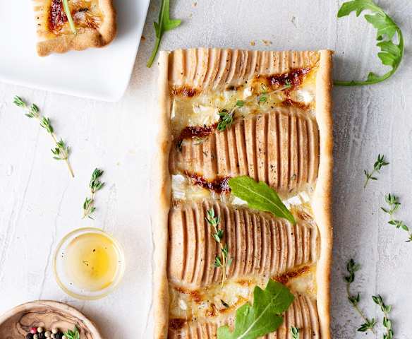 Crostata salata con pere, Brie e prosciutto