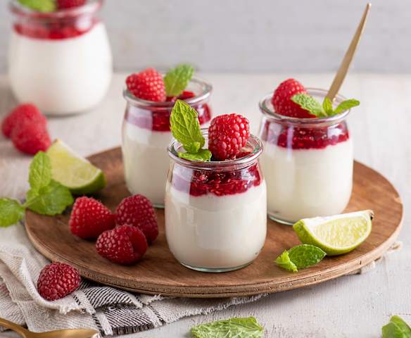 Limonkowe serniczki na zimno z sosem malinowym