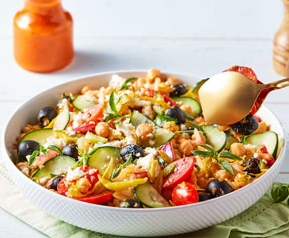 Mediterranean chopped salad with roasted red peppers (Thermomix® Cutter, using modes)