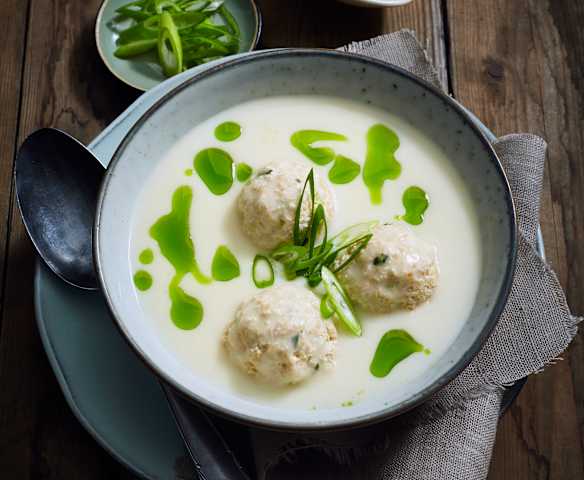Spargelsuppe mit Putenklößchen und Lauchöl
