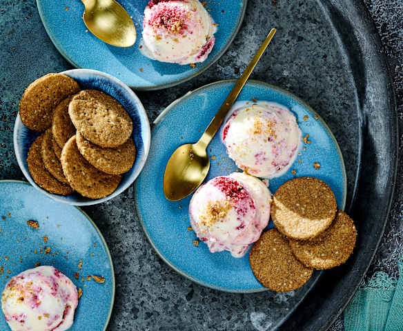 Rote-Bete-Ziegenkäse-Eis mit Kräckern