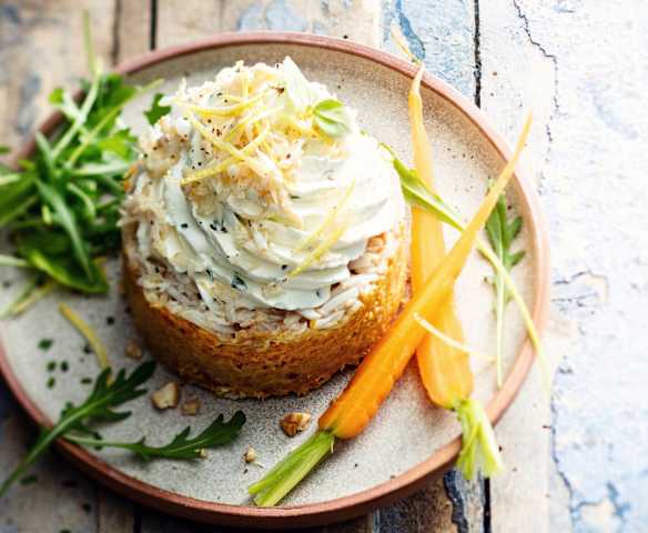 Araignée sur sablé cacahuètes, carottes et herbes fraîches