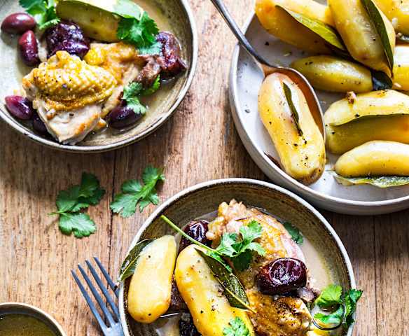 Poulet aux dattes, olives et pommes de terre