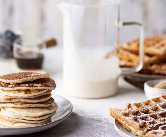 Pastella per pancakes e waffles morbidi (senza glutine, senza uova e senza lattosio)