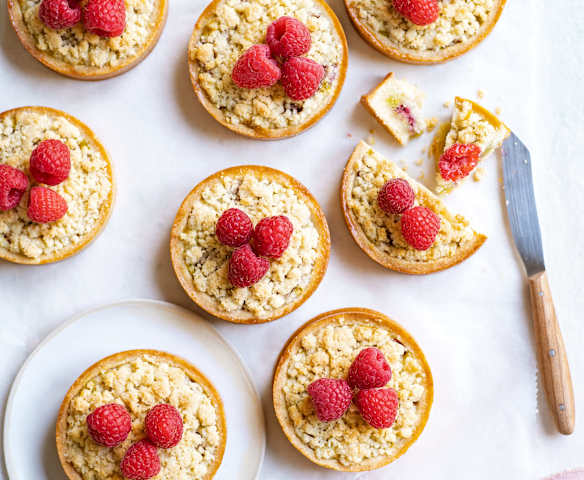 Tartelettes crumble pistache et framboise Tartelettes crumble pistache et framboise