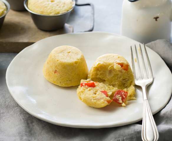 Muffins de huevo y patatas fritas con pimiento y cebolla