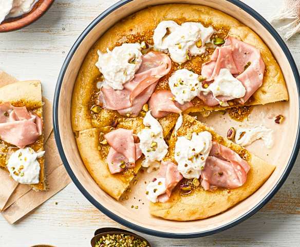 Pizza con pesto di pistacchio, stracciatella e mortadella Pizza con pesto di pistacchio, stracciatella e mortadella