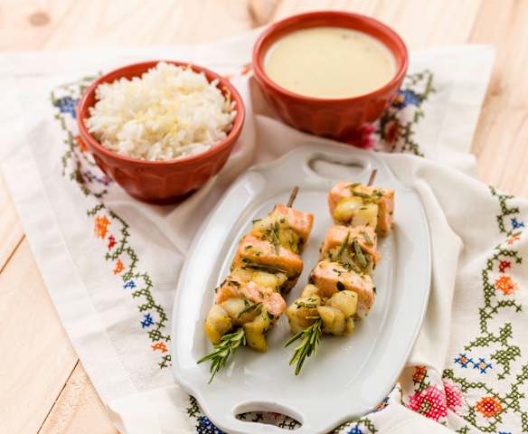 Espetadas mistas de peixe em alecrim com molho de iogurte e limão