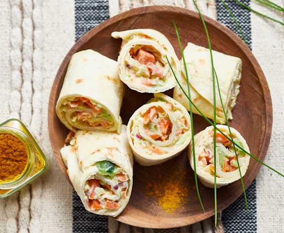 Wrap carotte-concombre, sauce yaourt au curry