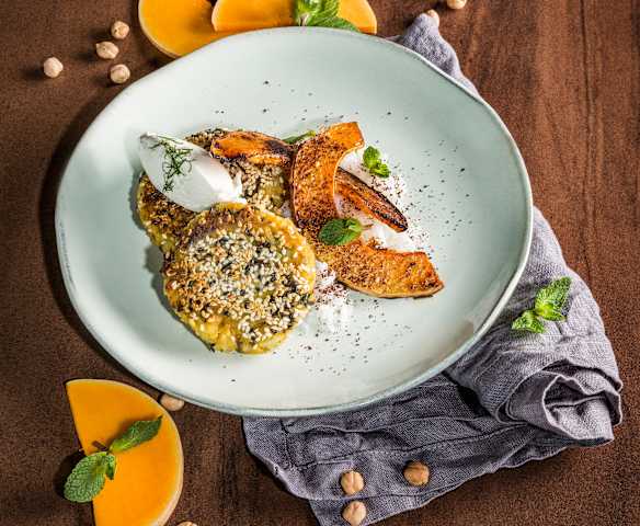 Kichererbsen-Reis-Laibchen mit Ofenkürbis und Labneh