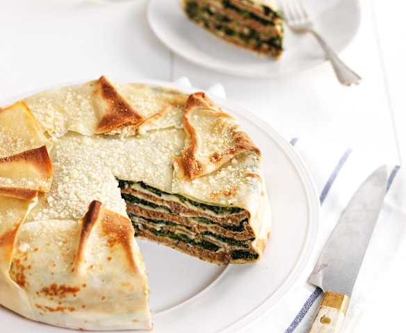 Pudim de crepes com bolonhesa e espinafres