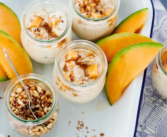 Griechischer Joghurt mit Granolapulver und Cantaloupe-Melone