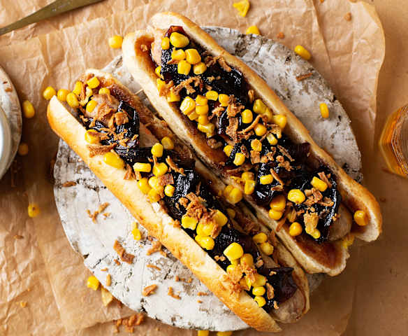 Hot dog con salchicha de carne y cebolla caramelizada