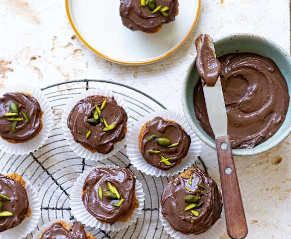 Petits moelleux pistache, glaçage chocolat