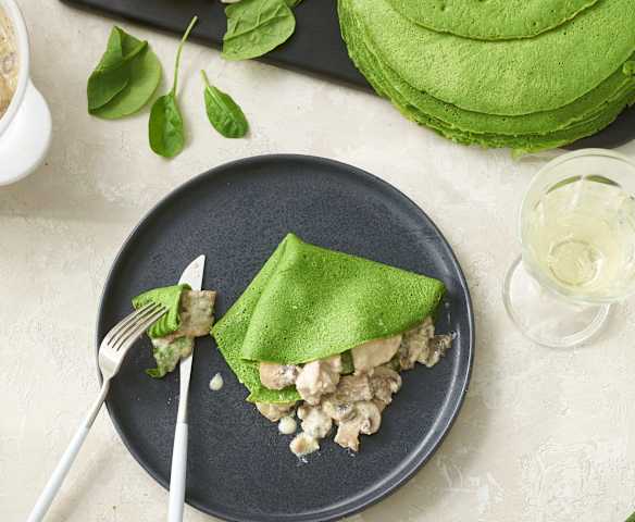 Crêpes de espinacas rellenas de farsa de pollo