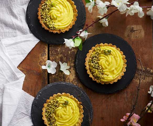 Crostatine alla crema di yuzu e pistacchi