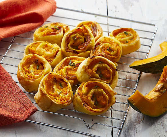 Girelle di sfoglia con crema di zucca e speck