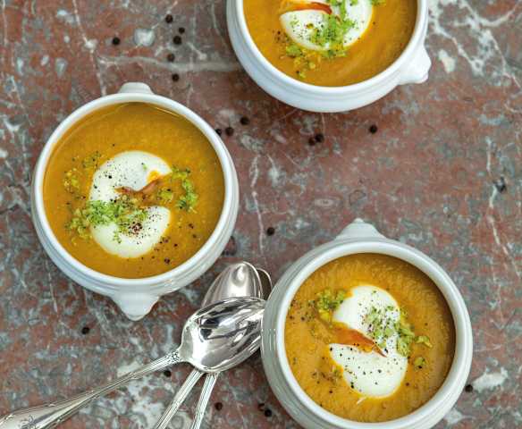 Crema de verduras con huevo pochado