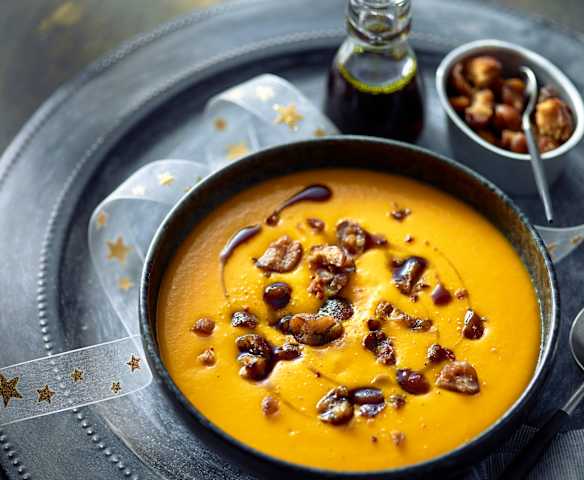 Kürbis-Apfel-Suppe mit gerösteten Maronen