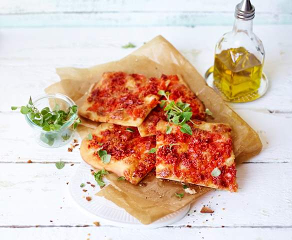 Πίτσα με γραβιέρα και προσούτο