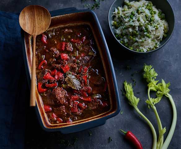 Carne guisada com molho de tomate e arroz de ervilhas