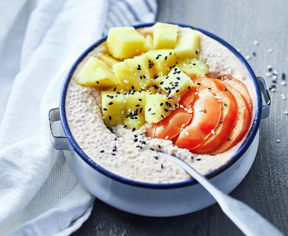 Pudding de chia au lait de coco, kaki et ananas