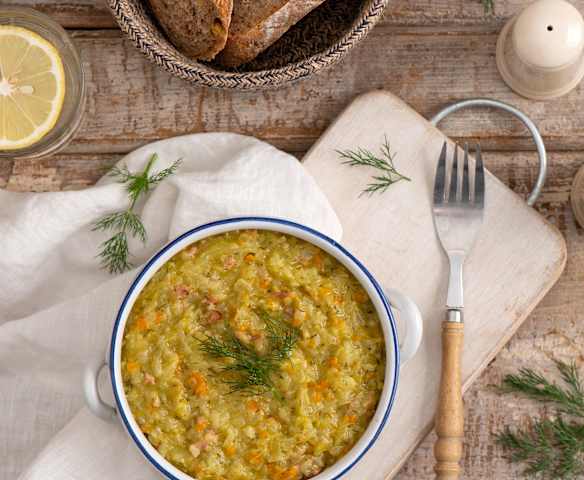 Duszona młoda kapusta z boczkiem