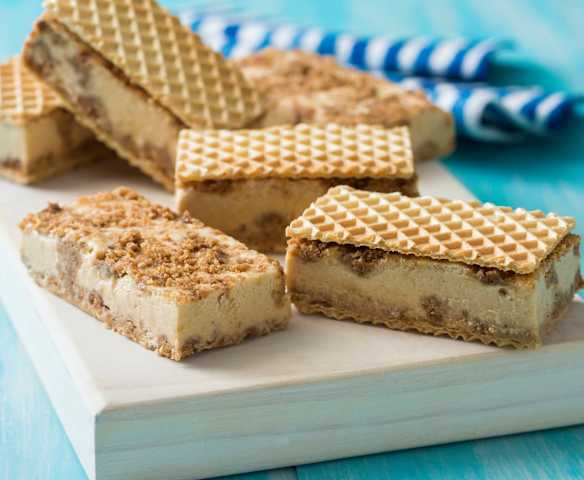 Crunchy caramel ice cream slice