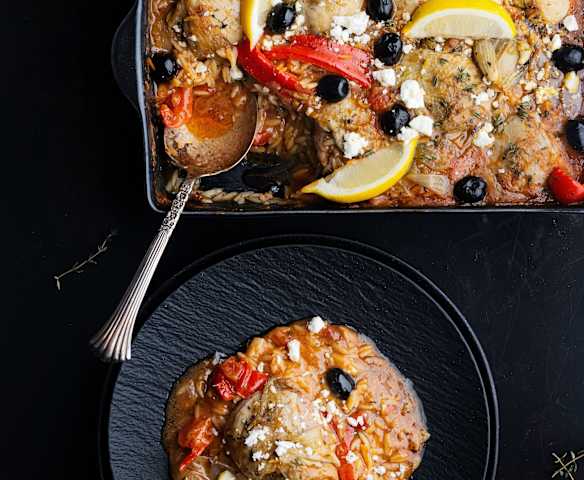 Griechischer Auflauf mit Risoni, Feta und Oliven