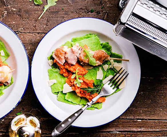 Ravioles à la roquette et minibrochettes jambon-mozza