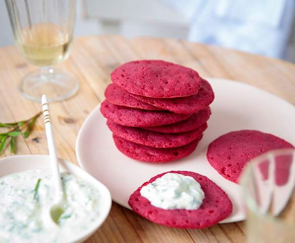Crêpes roses à mille trous et dip à l'échalote
