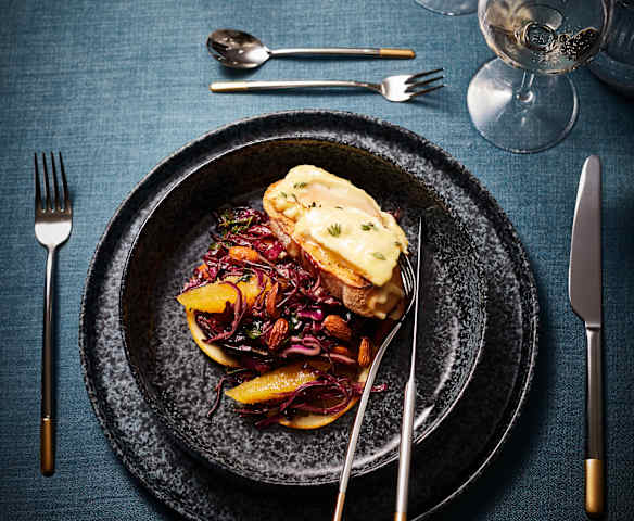 Glühwein-Rotkohlsalat mit Camembert und Nüssen